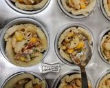 A picture of step 8 of Baked pasta cups.