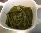 Une image de l'étape 6 de Piments verts indiens confits à l'ail, herbes et citron.
