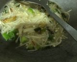 Foto langkah ke 3 dari resep Tumis Enoki Telur dengan daun bawang.