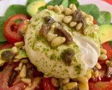 Foto del paso 1 de la receta: Ensalada de burrata, tomate y espinacas al pesto