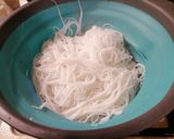 Foto del passaggio 6 della ricetta Spaghetti di riso con gamberetti, salmone e verdurine croccanti