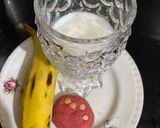 A picture of step 1 of Red velvet cookie banana shake.