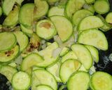 Une image de l'étape 2 de Omelette aux courgettes🥚🥚 🥒🍅.