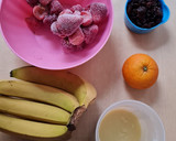 Foto del paso 1 de la receta: Postre multifruta (banana, naranja, durazno, frutillas, uvas pasa) con leche condensada casera
