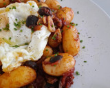 Foto del paso 2 de la receta: Patatas a la puttanesca con huevo frito