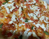 Foto del paso 4 de la receta: Pizza casera de tomate, queso de cabra y albahaca fresca
