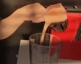 Hình bước làm 2 của món Cafe latte nghệ mật ong