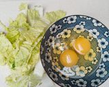 Foto langkah ke 1 dari resep Telur kuah sawi putih.