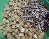 Foto langkah ke 1 dari resep Orek Tempe Teri Kacang Tanah.