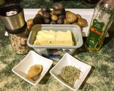 Foto del paso 1 de la receta: Papitas buffet con ajos y sal de maras con finas hierbas