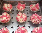 Foto langkah ke 6 dari resep Bolu Kukus Merah Putih🇲🇨.