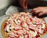 Foto del paso 4 de la receta: Pizza de bacon y champiñones, con masa de pizza integral de cerveza Guinness! 🍻