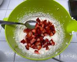 Foto del passaggio 7 della ricetta Torta mousse con cioccolato, panna e fragole