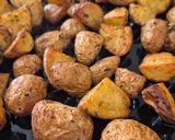 Une image de l'étape 4 de Potatoes au paprika fumé, ail des ours et romarin.
