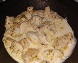 Foto del paso 2 de la receta: Fideos coditos con crema de verdeo y pollo 💜