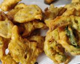 A picture of step 6 of Moong Dal Onion Pakore.
