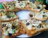A picture of step 2 of Zingy Chicken Bread Pizzas.