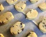 Foto del passaggio 4 della ricetta Biscotti con gocce di cioccolato