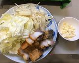 รูปขั้นตอนการทำที่ 1 ของ หมูกรอบผัดกะหล่ำปลีเห็ดเข็มทอง