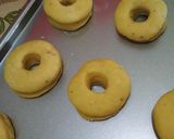 Foto langkah ke 7 dari resep Banana Doughnut (with banana glaze).