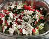 Une image de l'étape 8 de Salade de tomates roses et concombre à la crème, feta et persil.