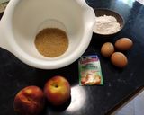Foto del passaggio 1 della ricetta Torta alle pesche rovesciata