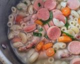 Foto langkah ke 6 dari resep Sop Makaroni Ceker Sosis.