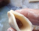 Foto del paso 3 de la receta: Empanaditas de dulce con masa de queso💫