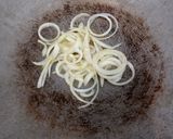 Foto langkah ke 2 dari resep Mie tiaw goreng sosis saus tiram.