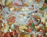 Foto langkah ke 4 dari resep Soun Goreng Campur Kulit Melinjo.