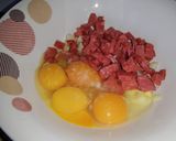 Foto del paso 3 de la receta: Tortilla con papas, chorizo y cebolla, gratinada con queso