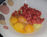 Foto del paso 3 de la receta: Tortilla con papas, chorizo y cebolla, gratinada con queso