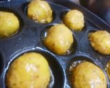 A picture of step 4 of Spicy Potato Tikka in appe pan.