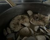 Foto del paso 5 de la receta: Merluza en salsa verde con almejas