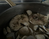 Foto del paso 5 de la receta: Merluza en salsa verde con almejas