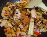 Foto langkah ke 4 dari resep Oseng Kerang Kupas.
