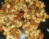 ડ્રાયફ્રુટ ચીક્કી (Dryfruit chikki recipe in Gujarati) રેસીપી સ્ટેપ3ફોટો