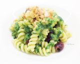 Foto del passaggio 4 della ricetta Fusilli con crema di piselli, rucola e croccante di parmigiano