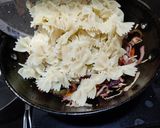 A picture of step 4 of Farfalle pasta homestyle.