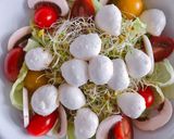 Hình bước làm 3 của món 💚 Salad Mầm Cỏ Linh Lăng & Phô Mai Mozzarella Tươi Mini