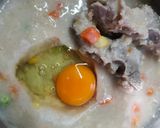 รูปขั้นตอนการทำที่ 3 ของ โจ๊กข้าวโอ๊ต กระดูกหมู ผักสามสี ใส่ไข่ คลีน