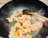 Foto del passaggio 3 della ricetta Insalata tiepida di riso basmati con gamberetti e pomodori