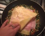 Foto del paso 4 de la receta: Tortilla de acelga rellena con jamón y queso