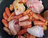 Foto del paso 2 de la receta: Arroz con pollo y salchichas blancas y rojas