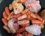 Foto del paso 2 de la receta: Arroz con pollo y salchichas blancas y rojas