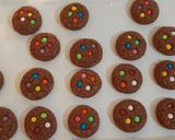 عکس مرحله 4 از دستور کوکی شکلاتی با تزیین اسمارتیز 🍪