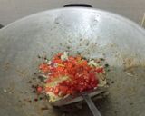 Foto langkah ke 3 dari resep Tumis Ikan Asin bumbu iris.
