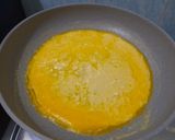 Foto langkah ke 5 dari resep Omelete Telur Bawang Putih Tabur Oregano.