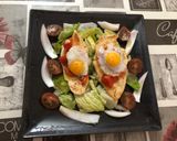 Foto del paso 3 de la receta: Milanesa de pollo con cama de ensalada pimientos asados y huevos de codorniz