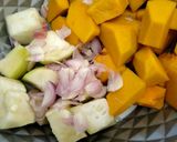 Foto langkah ke 2 dari resep Sayur bening labu putih, labu kuning dan bayam.